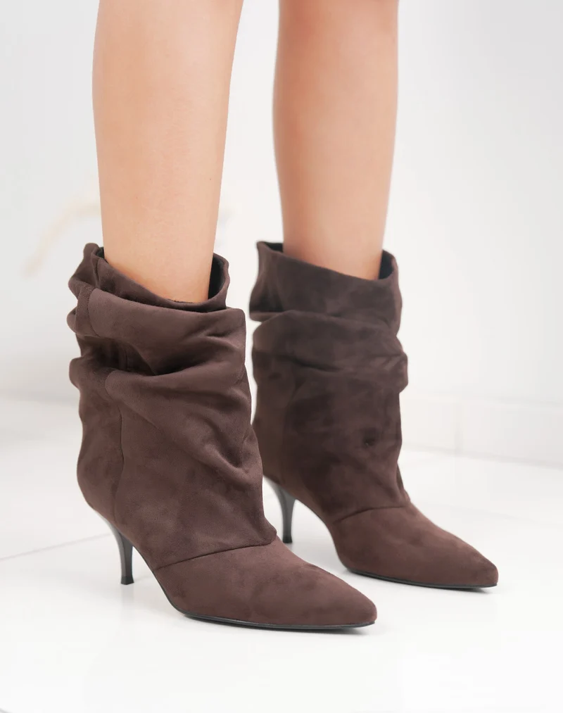 Bottines femme marron élégantes en suédine à talon aiguille et tige plissée tendance