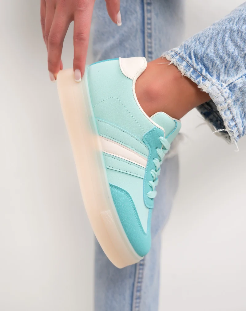 Basket femme bleu pastel tendance à plateforme avec empiècements blancs