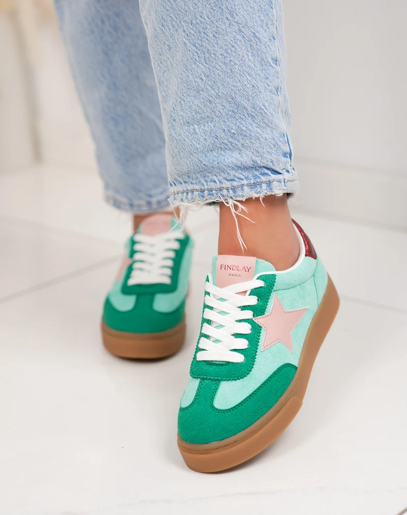Basket femme turquoise tendance en suédine avec étoile rose et détails bordeaux