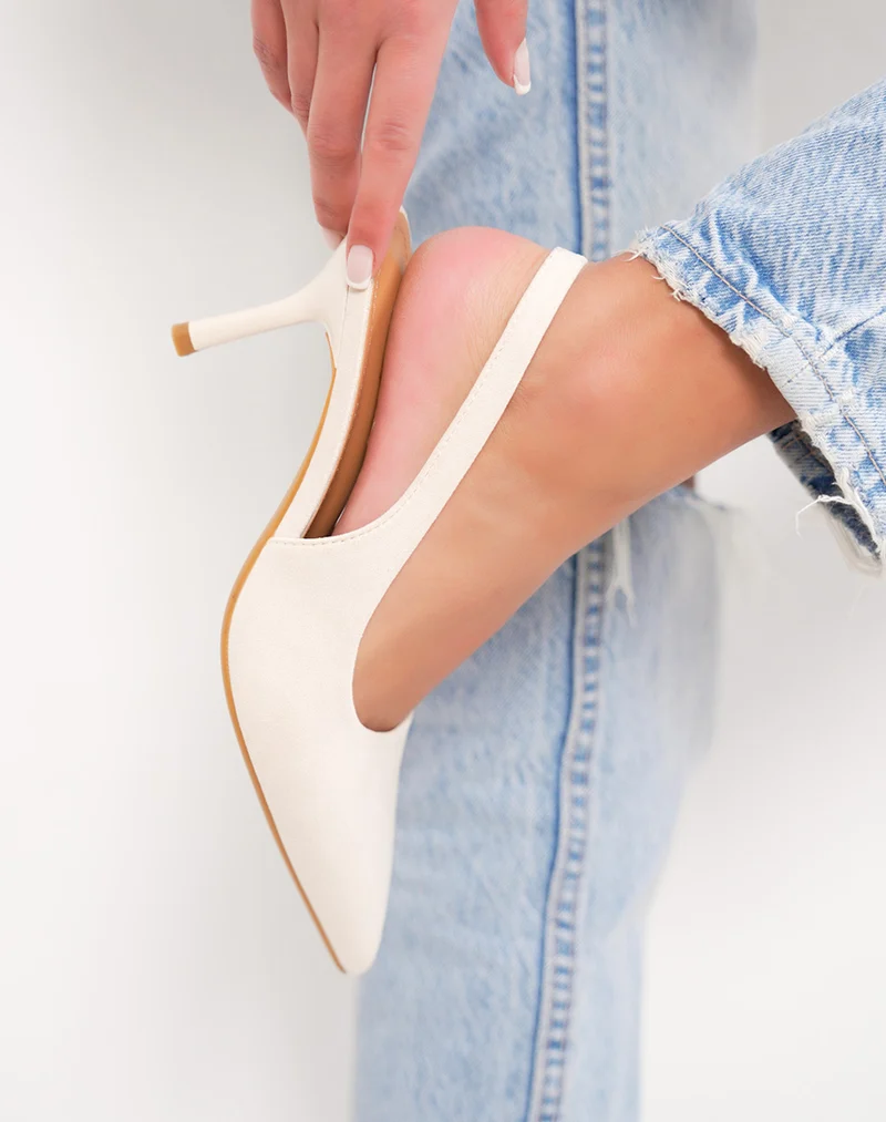 Escarpin femme beige élégant en suédine avec lanière arrière raffinée