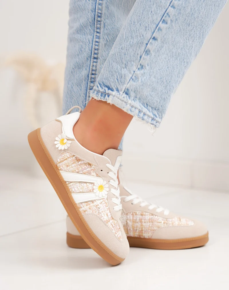 Basket femme beige tendance avec empiècements tissés et marguerites