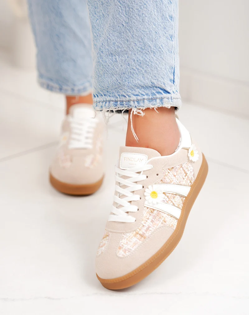 Basket femme beige tendance avec empiècements tissés et marguerites
