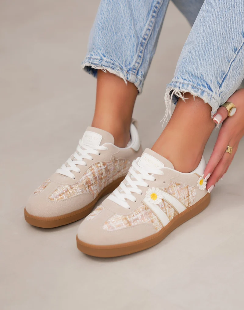 Basket femme beige tendance avec empiècements tissés et marguerites