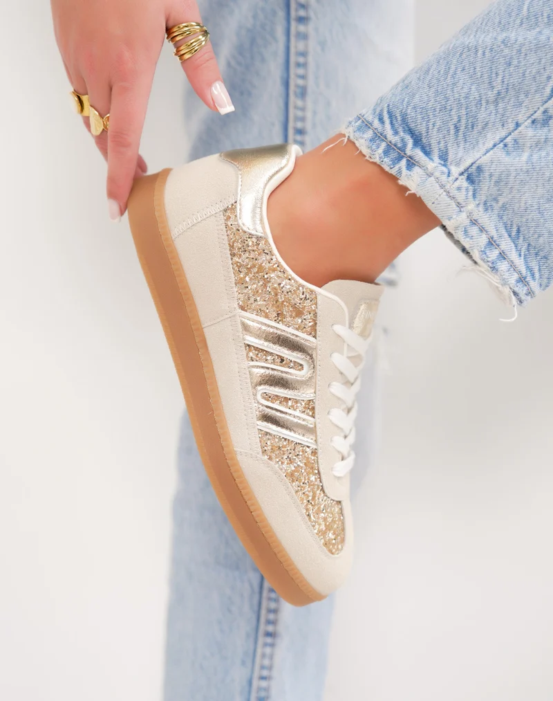 Basket femme beige tendance avec empiècements dorés pailletés et suédine