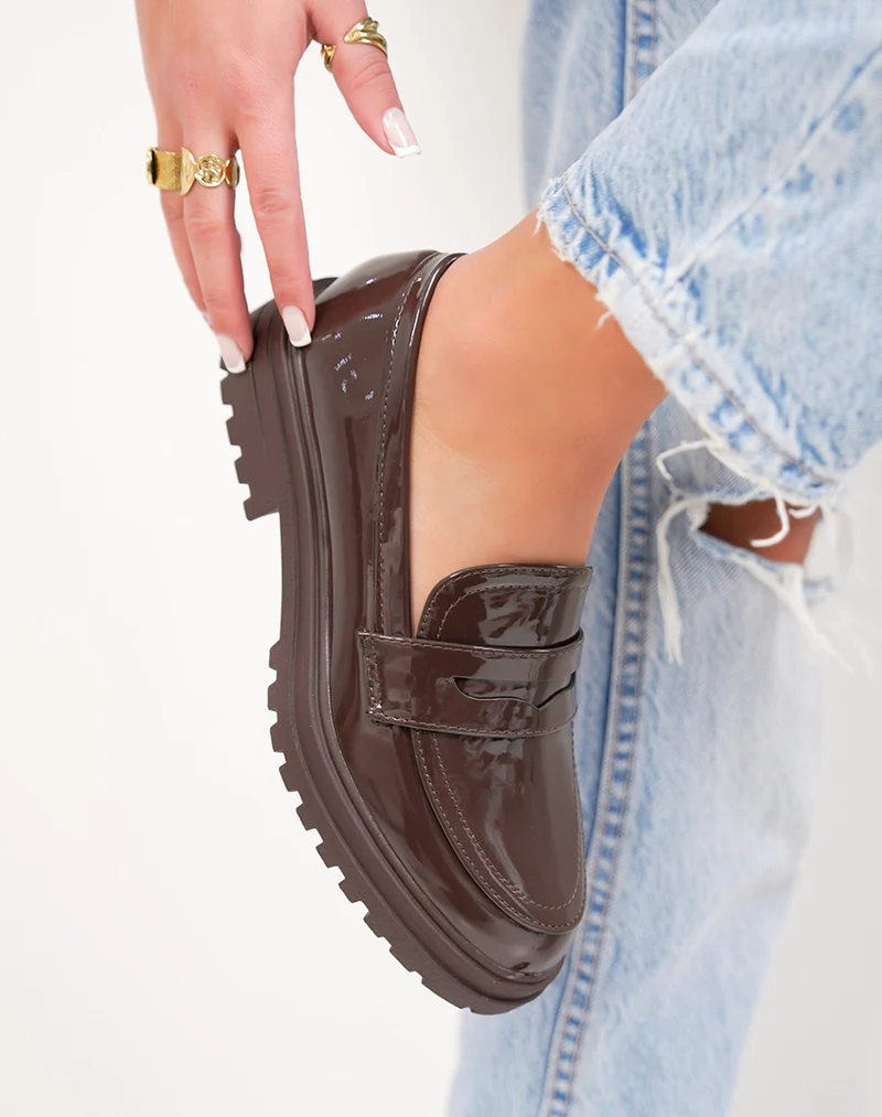 Mocassins femme marron vernis élégants à semelle crantée épaisse