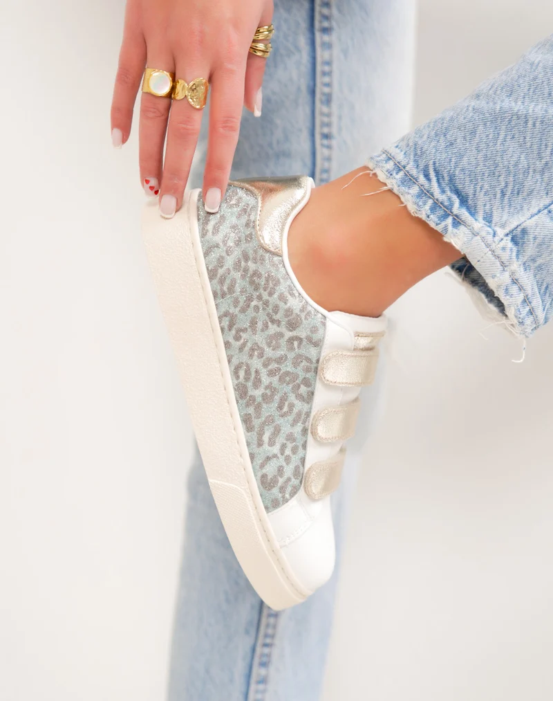 Basket femme blanche tendance à scratch doré et imprimé léopard bleu brillant