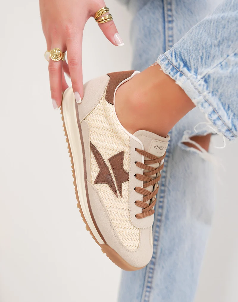 Basket femme beige tendance en osier avec empiècements marron style naturel chic