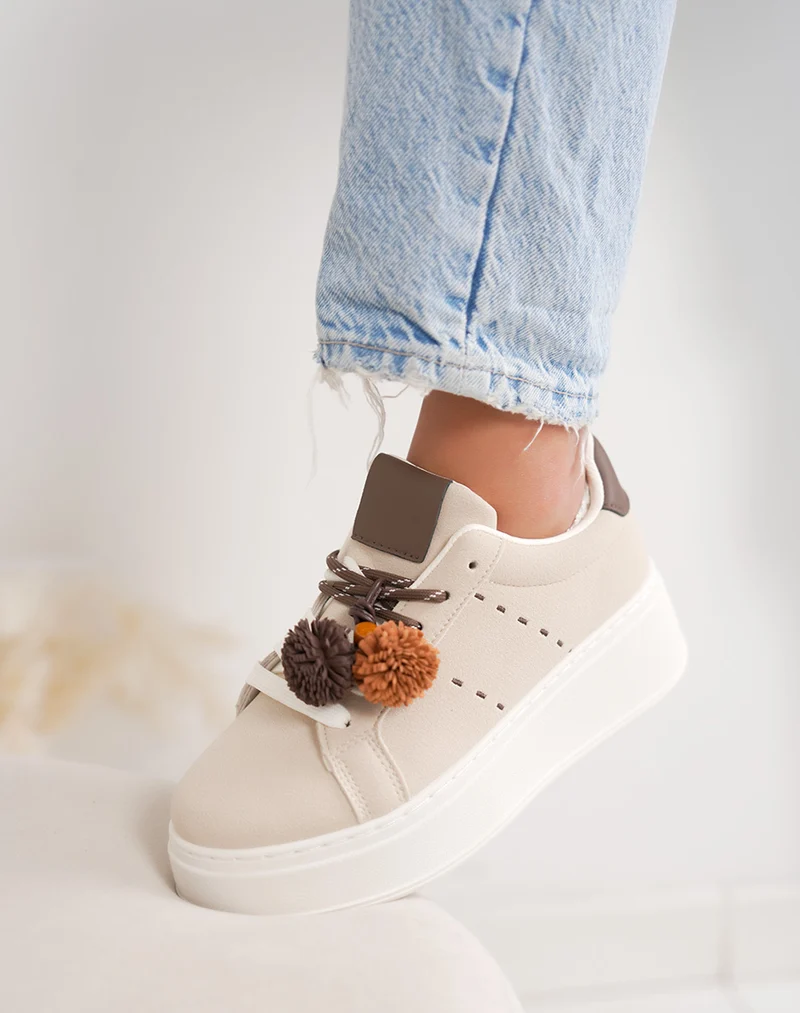 Basket femme beige tendance en suédine à plateforme avec pompon décoratif