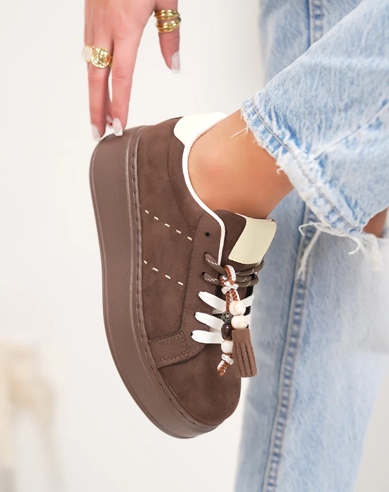 Basket femme marron tendance en suédine à plateforme avec pompon décoratif