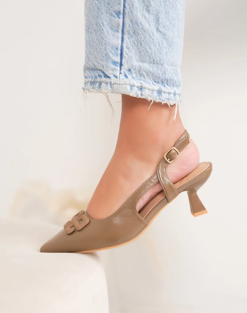 Escarpins femme marron clair élégants à petit talon avec fine lanière ajustable