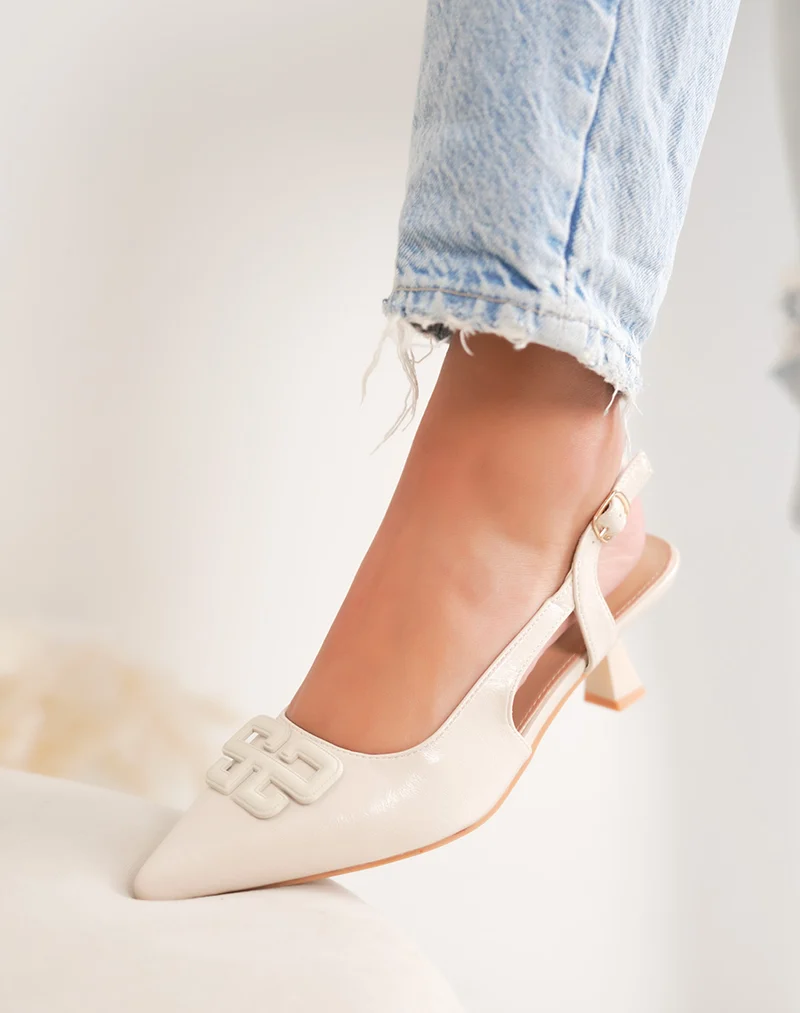 Escarpins femme beiges élégants à petit talon avec fine lanière ajustable