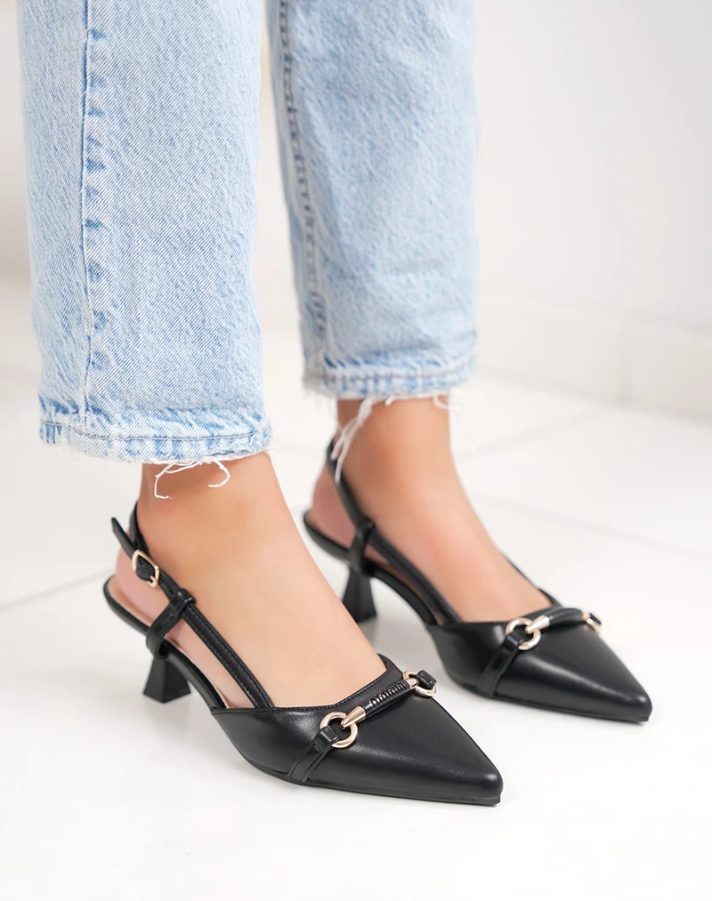 Escarpins femme noirs élégants à petit talon avec bijou doré et lanière ajustable