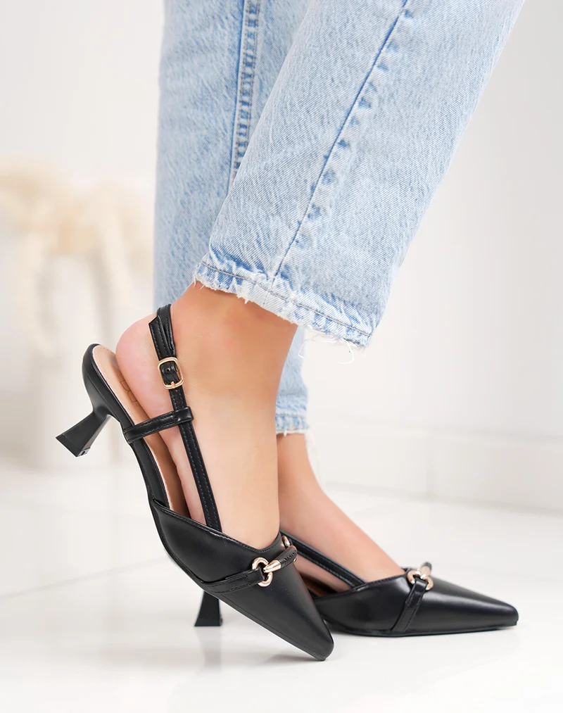 Escarpins femme noirs élégants à petit talon avec bijou doré et lanière ajustable