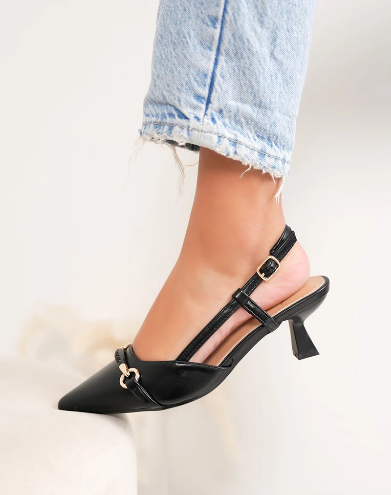 Escarpins femme noirs élégants à petit talon avec bijou doré et lanière ajustable