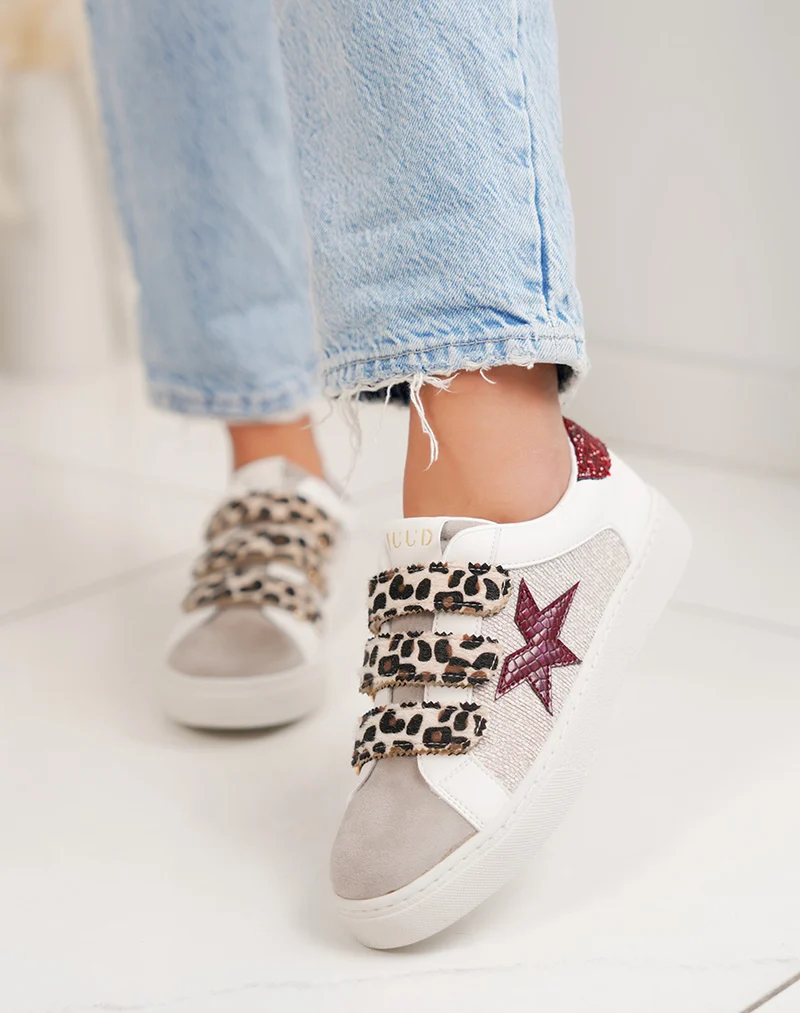 Baskets femme blanches tendance à scratch léopard et étoile bordeaux