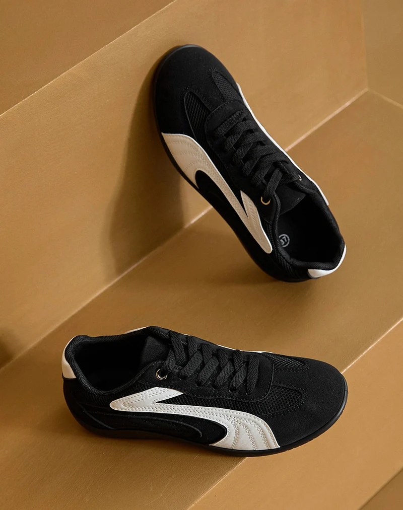 Basket femme noire tendance empiècements blancs sport chic confortable