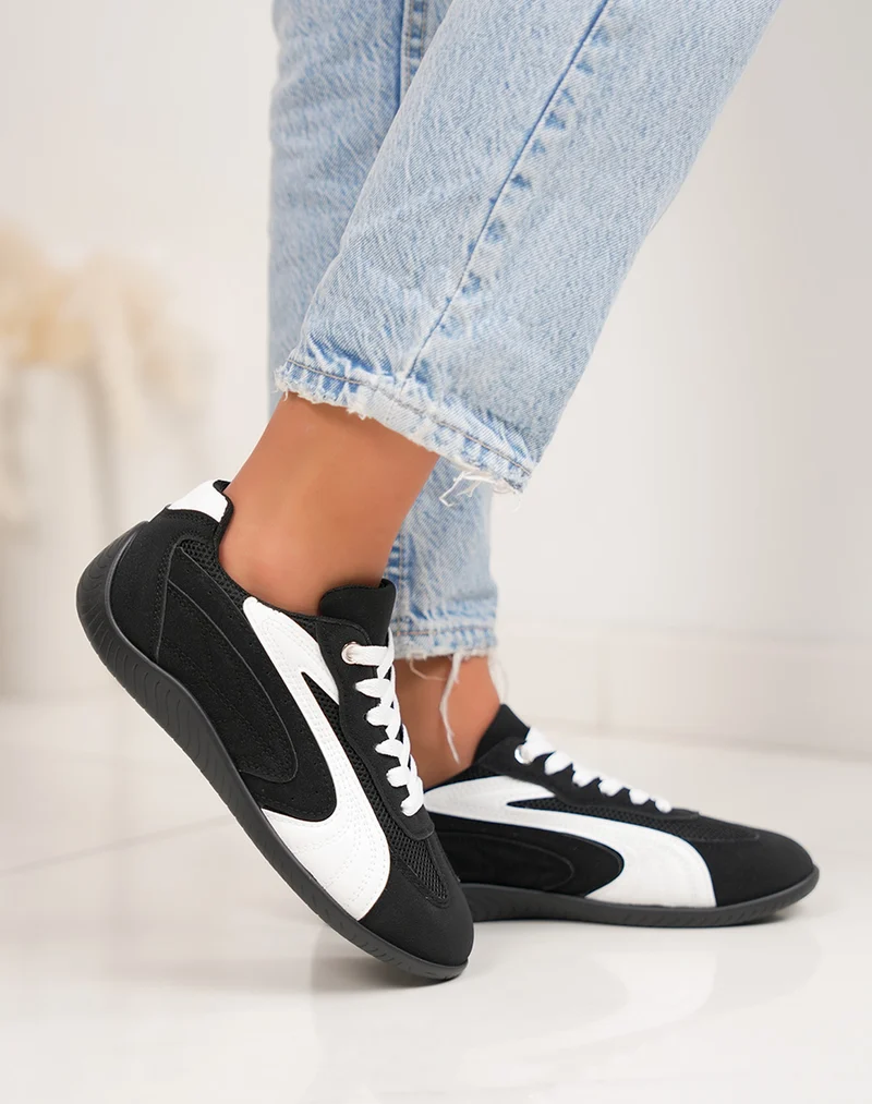 Basket femme noire tendance empiècements blancs sport chic confortable