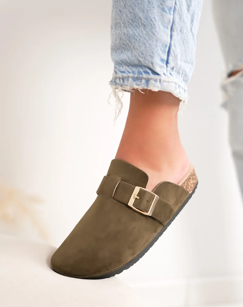 Mules femme vert kaki en suédine avec boucle dorée