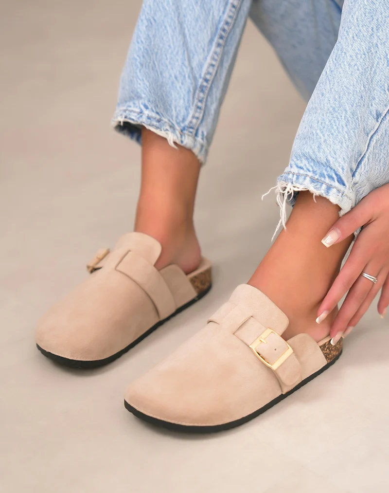 Mules femme beiges en suédine avec boucle dorée