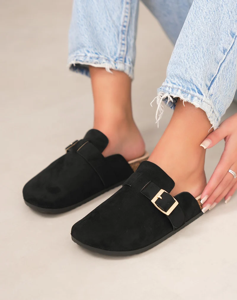 Mules femme noires en suédine avec boucle dorée