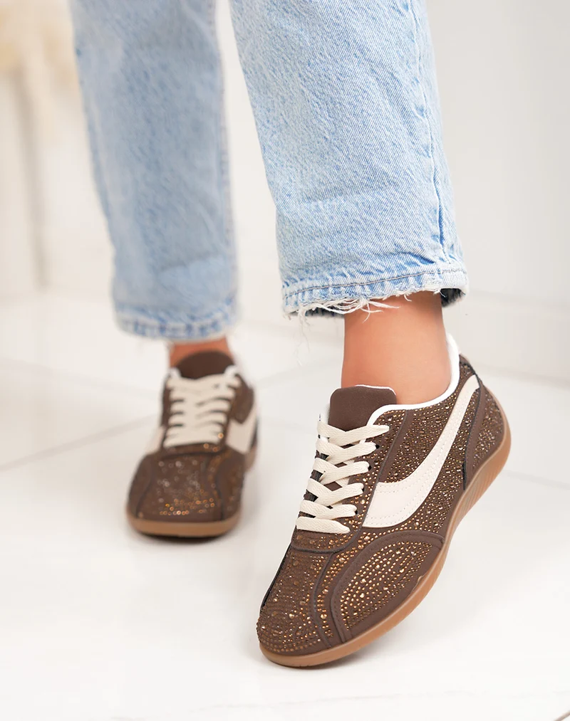 Basket femme marron tendance à strass avec empiècements beiges et lacets assortis