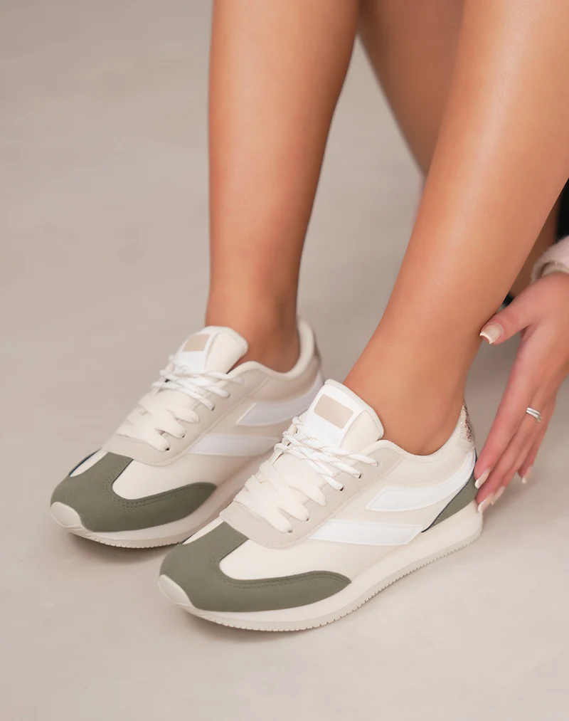 Baskets femme beige avec empiècements blancs et suédine verte à lacets blancs