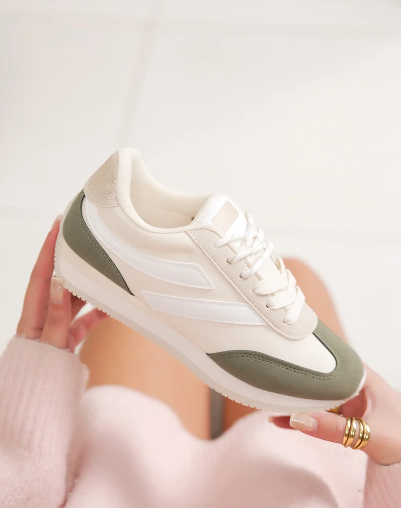 Baskets femme beige avec empiècements blancs et suédine verte à lacets blancs