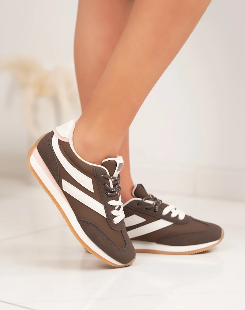 Baskets femme marron à double lacets avec empiècements blancs et bout en suédine