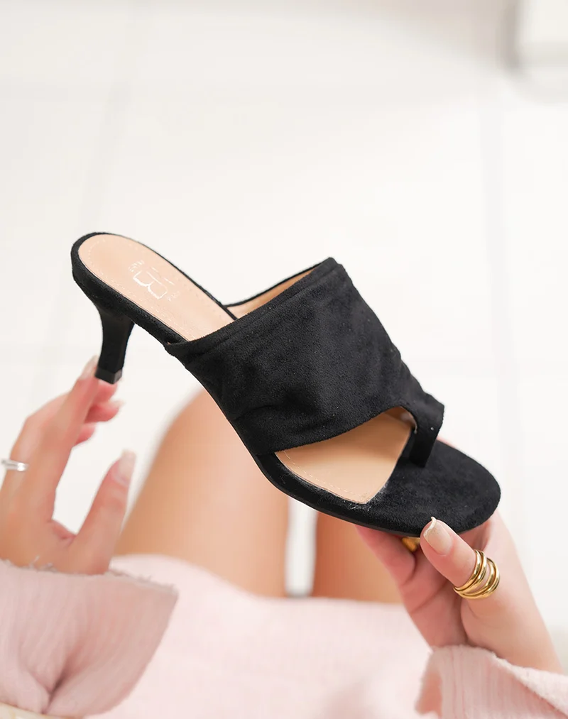 Mules femme noires tendance en suédine avec petit talon et entredoigt
