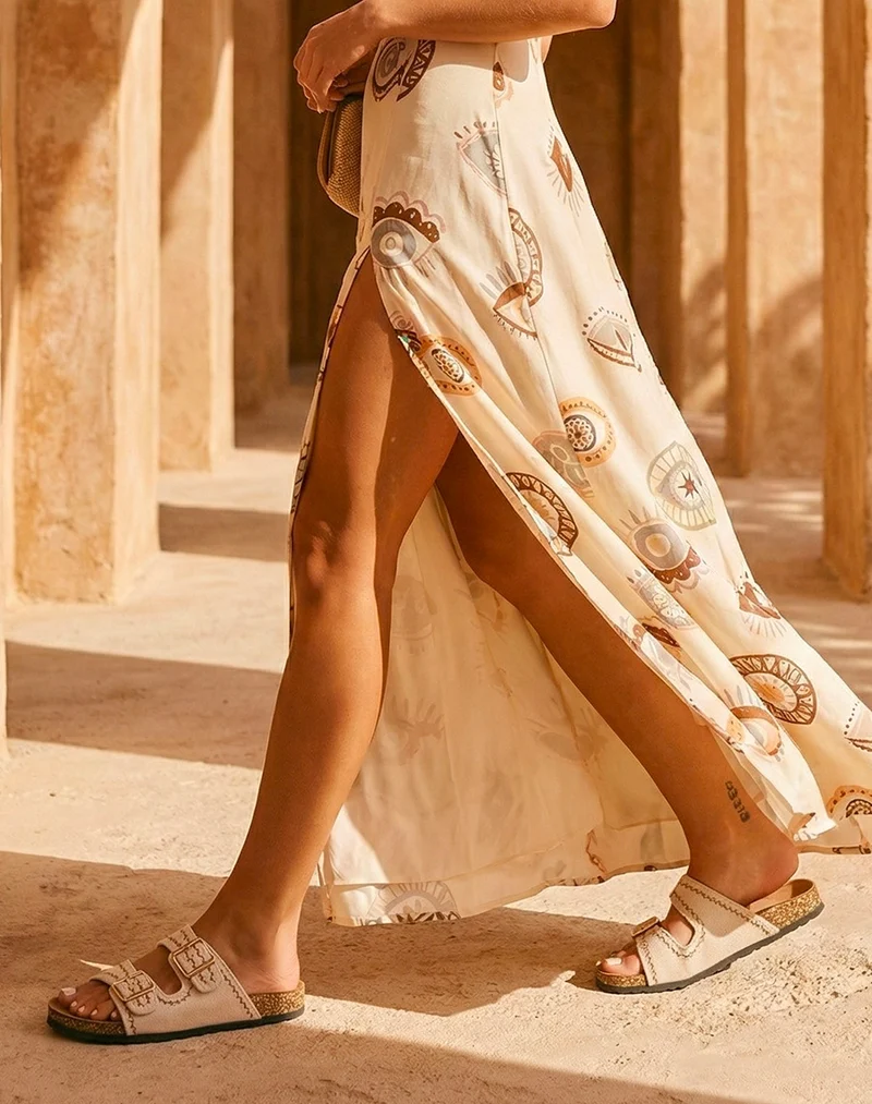 Mules femme beiges tendance à boucle dorée et couture tissée