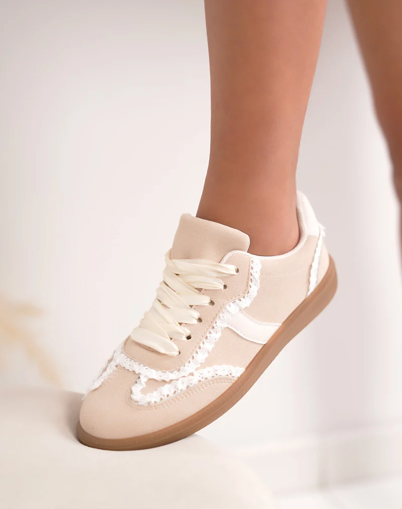 Basket femme beige en peau de pêche avec dentelle blanche et semelle gomme