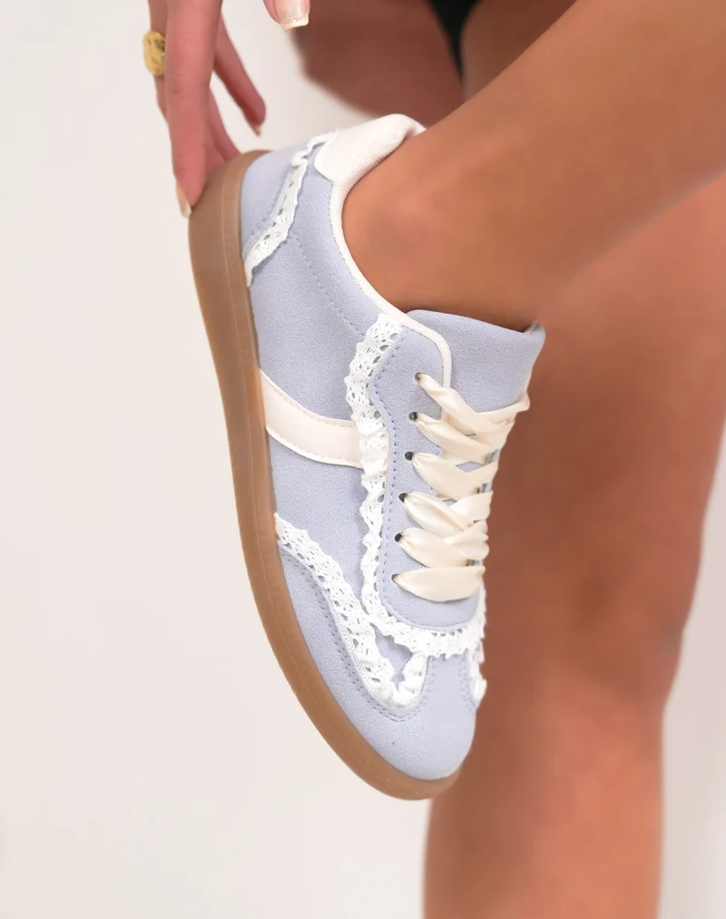Basket femme bleu pastel en peau de pêche avec dentelle blanche et semelle gomme