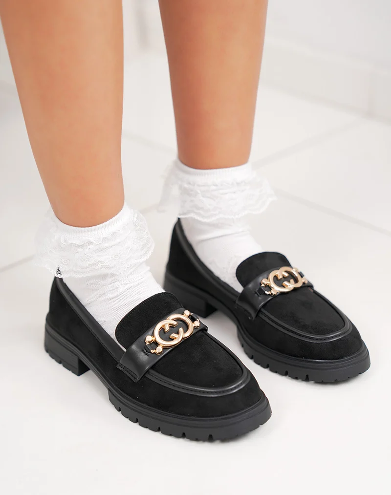 Mocassin femme noir élégant en suédine avec bijou doré et semelle crantée