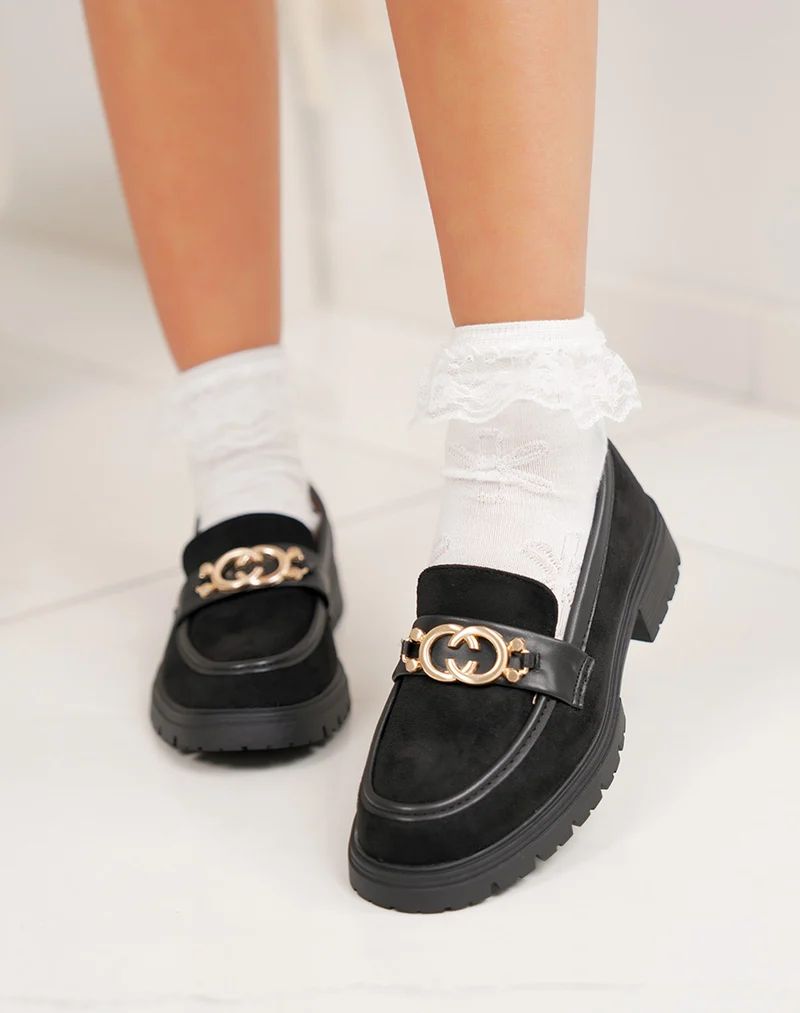Mocassin femme noir élégant en suédine avec bijou doré et semelle crantée