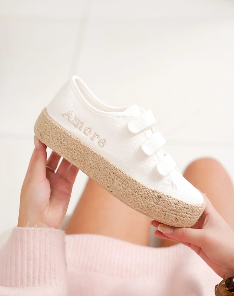 Basket femme blanche tendance avec scratch et semelle en osier stylée