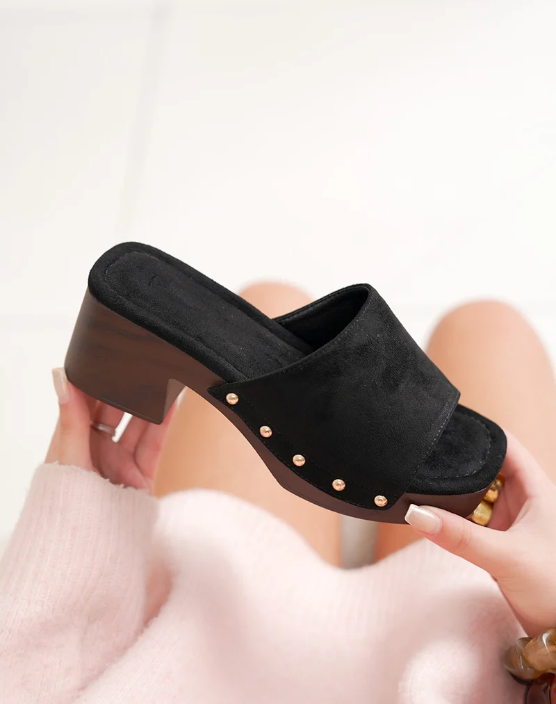 Mules femme à talon noires en suédine style sabot avec clous dorés