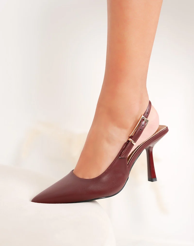 Escarpins femme bordeaux à talon haut bride dorée et bout pointu sophistiqué