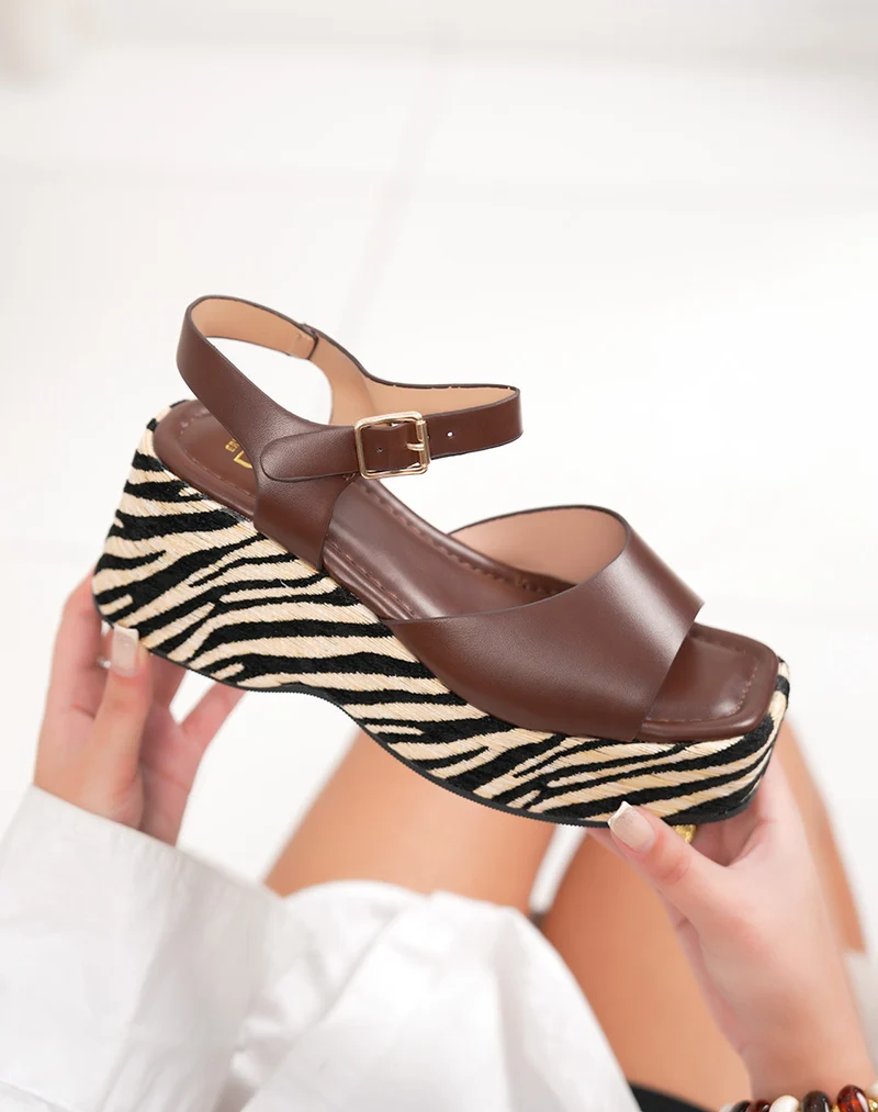 Sandales compensées femme marron à semelle zébrée tendance