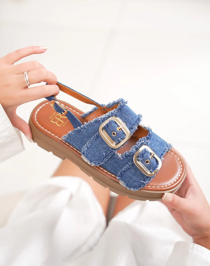 Nu-pieds femme en jean bleu à brides et boucles dorées sur semelle crantée