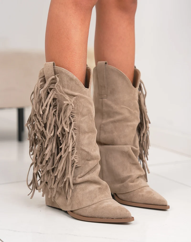 Santiags femme beige en suédine à franges avec talon haut et bout pointu tendance