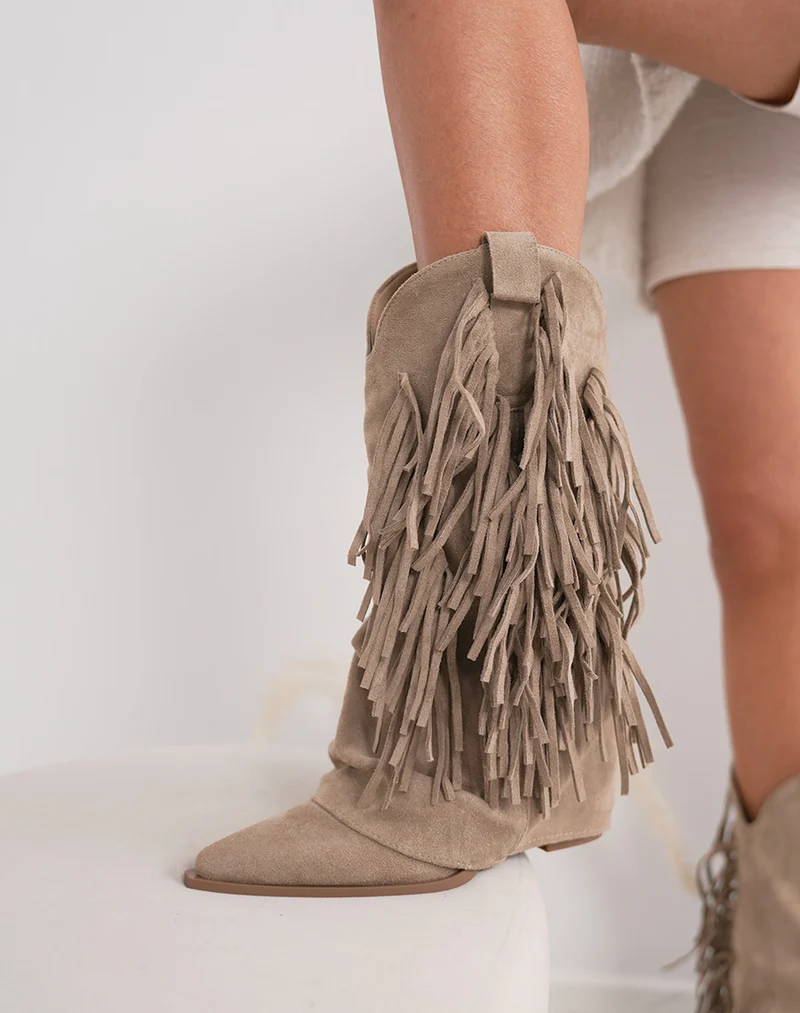 Santiags femme beige en suédine à franges avec talon haut et bout pointu tendance