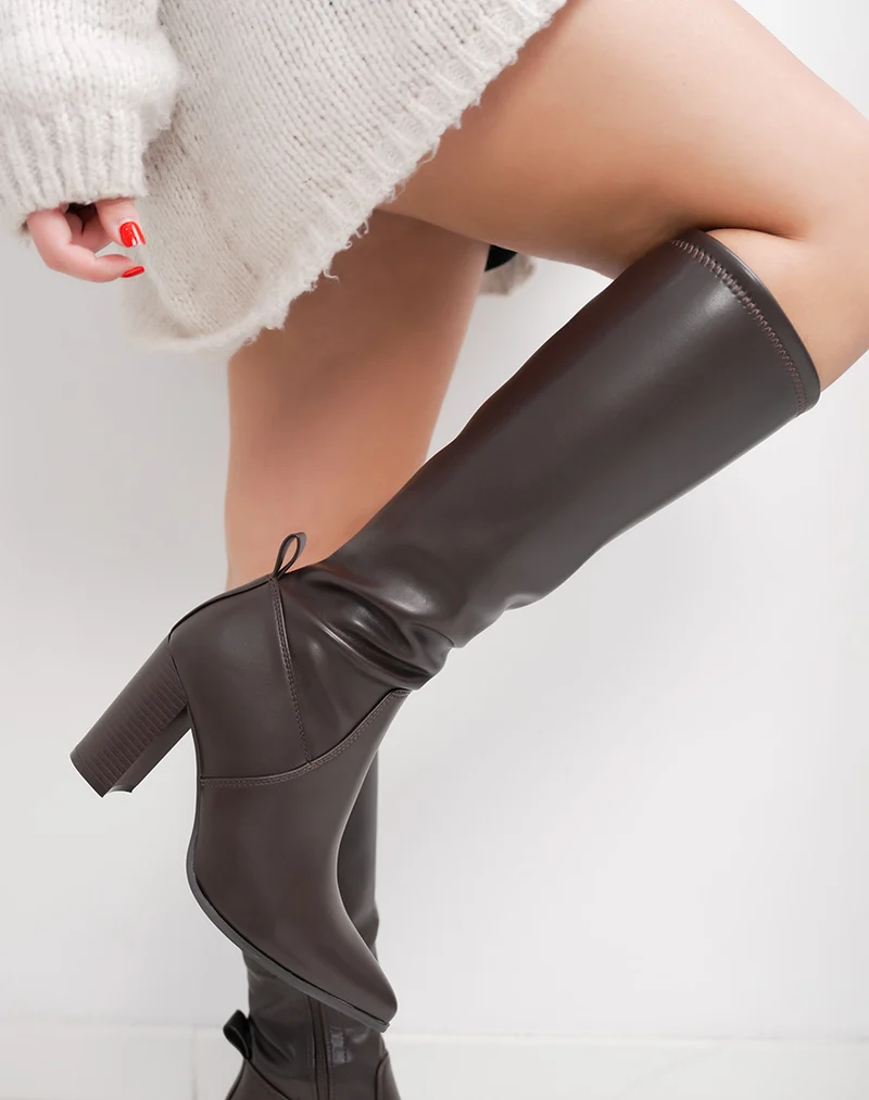Bottes femme marron à talon haut tendance avec bout pointu et intérieur fourré
