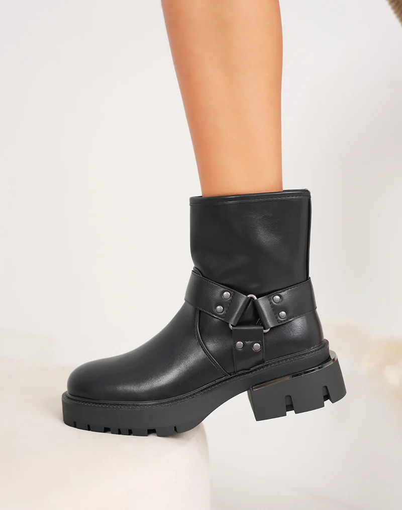 Bottines femme noires à semelle crantée, fourrées avec lanières décoratives et talon épais