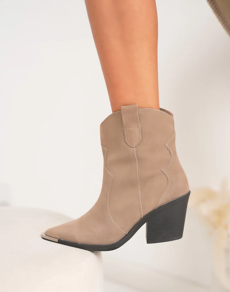 Bottines en cuir beige santiag à talon biseauté et bout pointu