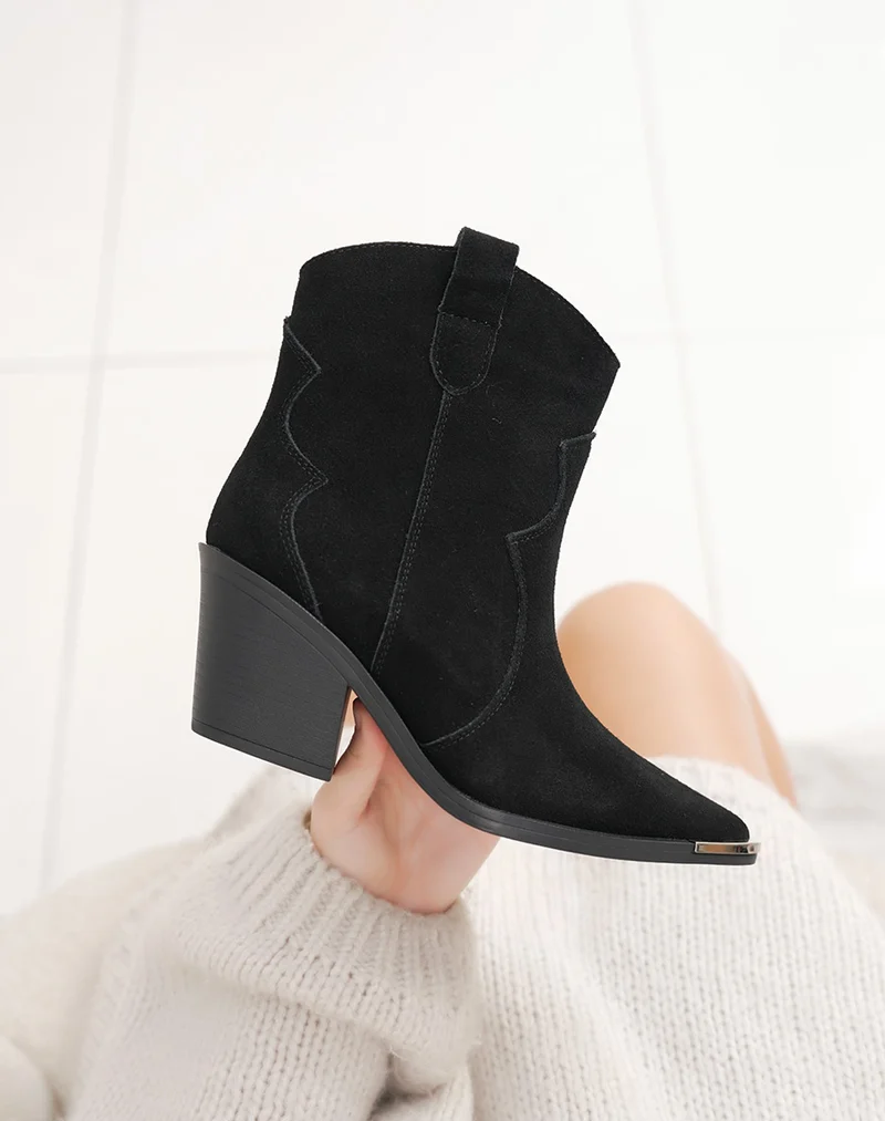 Bottines en cuir noir santiag à talon biseauté et bout pointu avec détail argenté