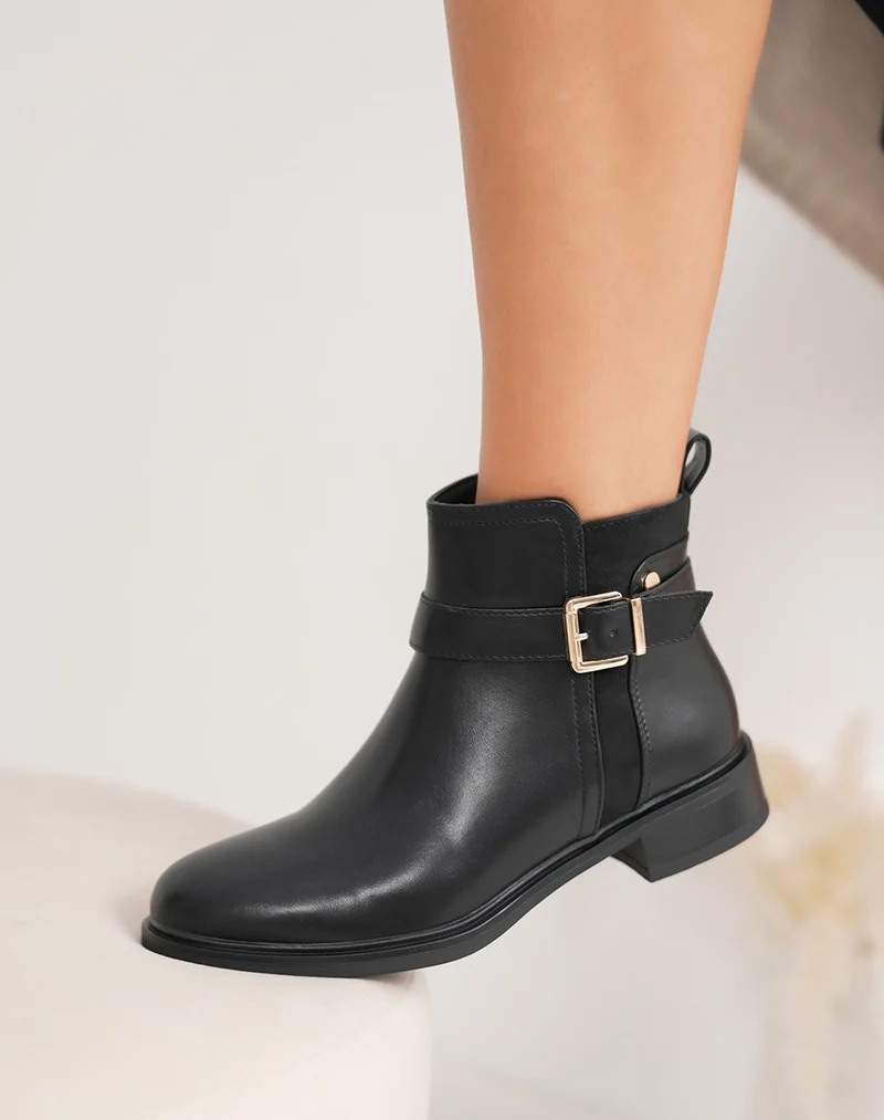 Bottines femme noires bi-matière à petit talon avec boucle dorée élégante