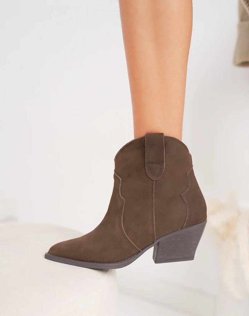 Bottines femme en cuir marron style santiag à talon biseauté et intérieur fourré