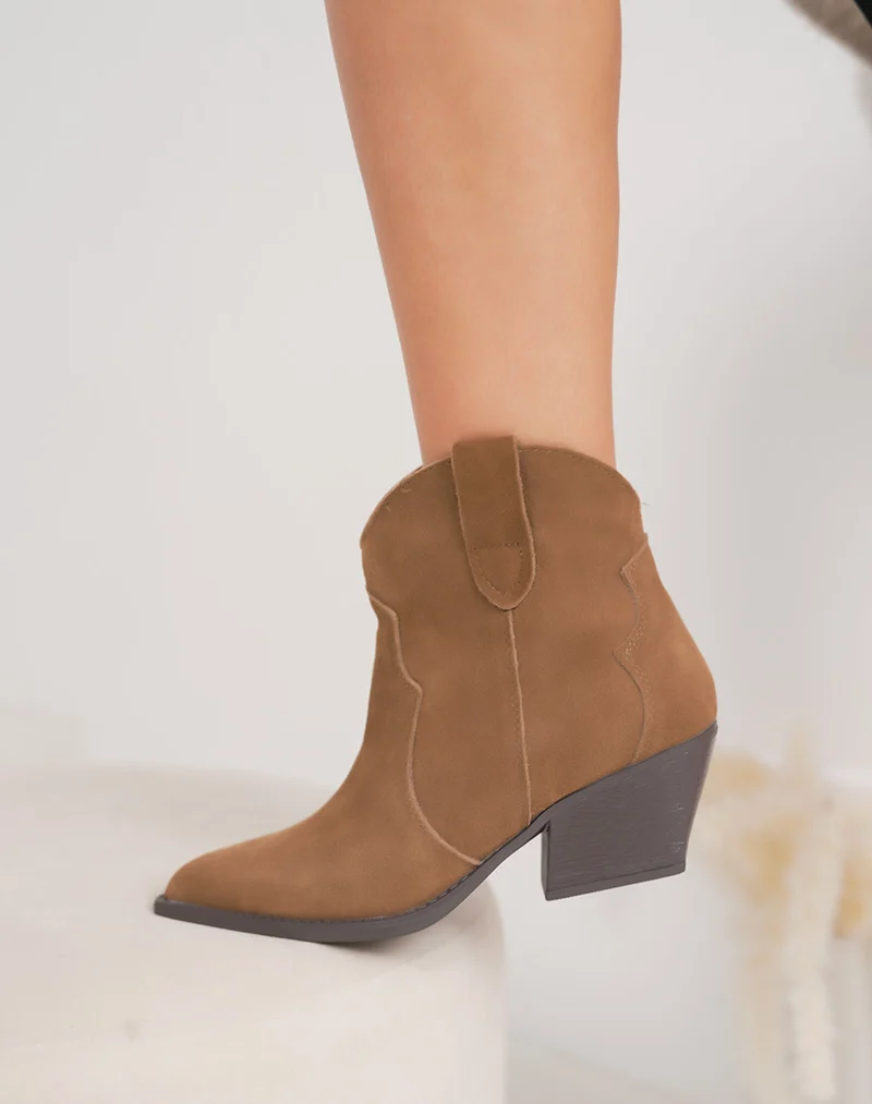 Bottines femme en cuir camel style santiag à talon biseauté et intérieur fourré