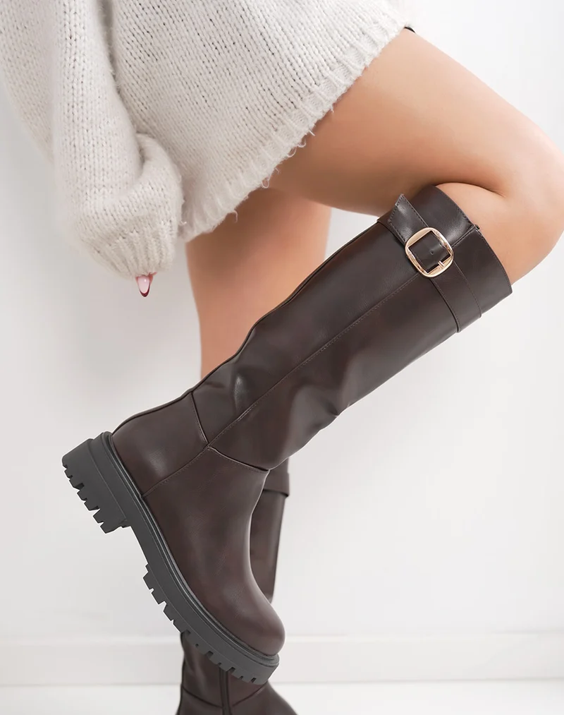Bottes femme marron style cavalière confortables avec boucle dorée et semelle crantée