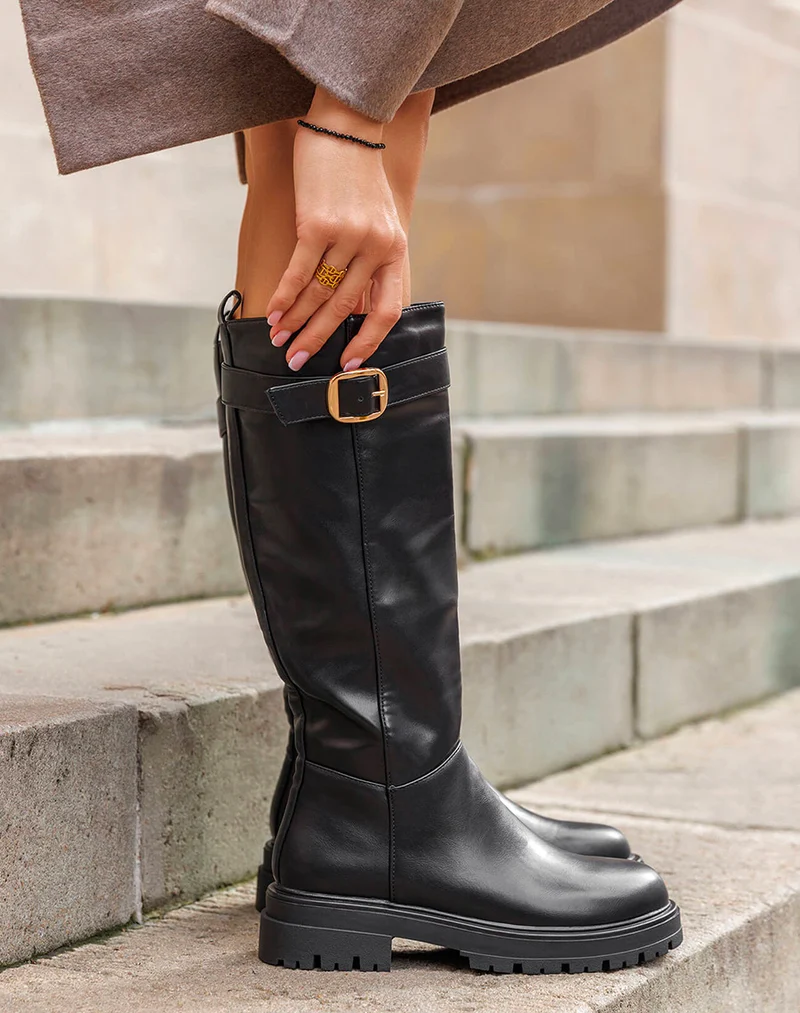 Bottes femme noires style cavalière élégantes avec boucle dorée et semelle crantée